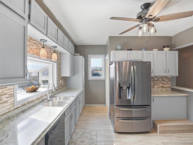 34327 Jefferson Avenue, Harrison Charter Township, MI 48045