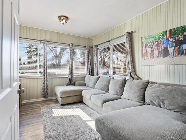 34327 Jefferson Avenue, Harrison Charter Township, MI 48045