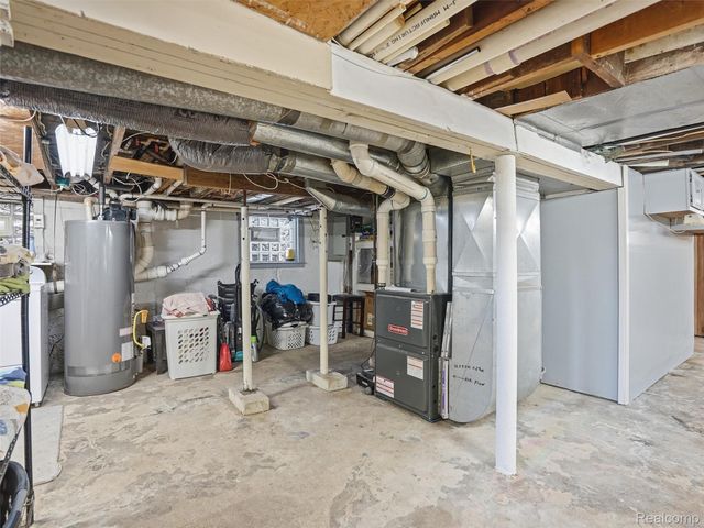 34327 Jefferson Avenue, Harrison Charter Township, MI 48045