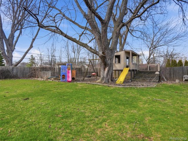 34327 Jefferson Avenue, Harrison Charter Township, MI 48045