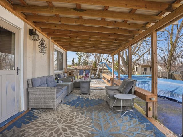 34327 Jefferson Avenue, Harrison Charter Township, MI 48045