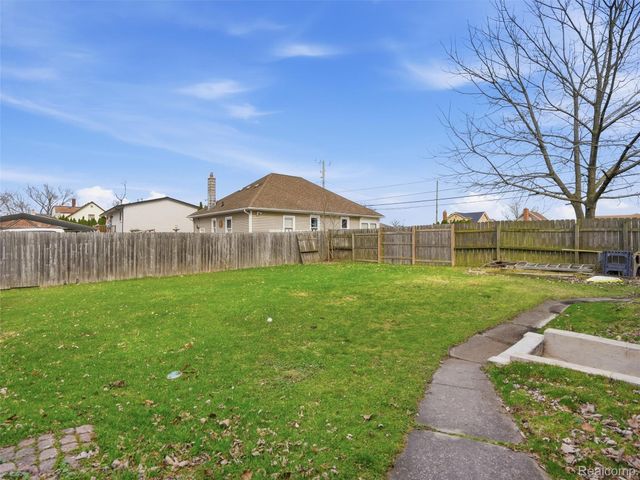 34327 Jefferson Avenue, Harrison Charter Township, MI 48045