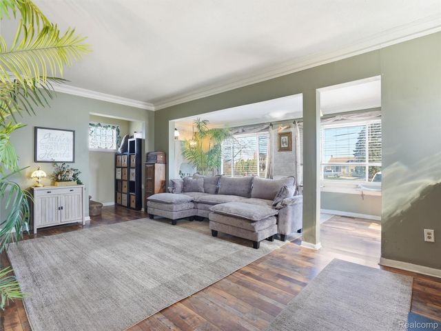 34327 Jefferson Avenue, Harrison Charter Township, MI 48045