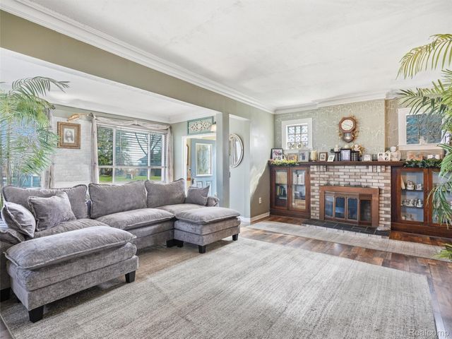 34327 Jefferson Avenue, Harrison Charter Township, MI 48045