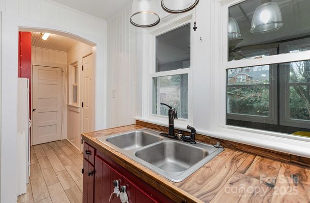 515 S Ashe Avenue, Newton, NC 28658