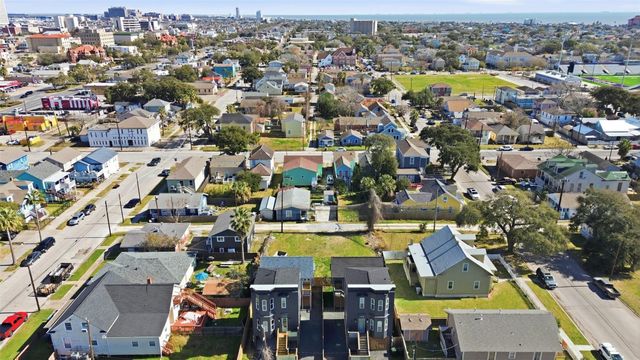 1114 30th St, Galveston, TX 77550