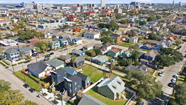 1114 30th St, Galveston, TX 77550