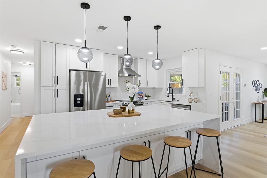 Image 8 of property listing at 4705 CYPRESS TREE DRIVE, Tampa, FL 33624