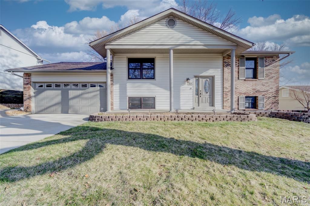 12 Voyager Drive, St Peters, MO 63376