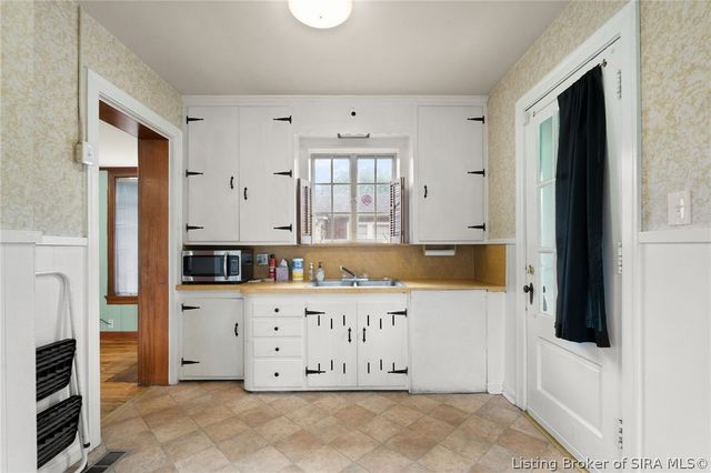 1302 E 10th Street, Jeffersonville, IN 47130