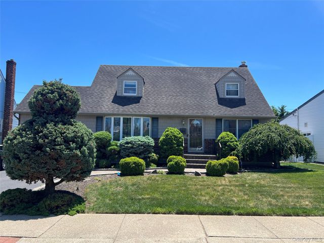 41 Ontario Avenue, Plainview, NY 11803