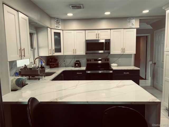 41 Ontario Avenue, Plainview, NY 11803
