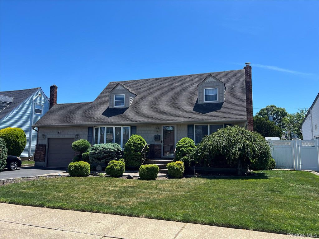 41 Ontario Avenue, Plainview, NY 11803