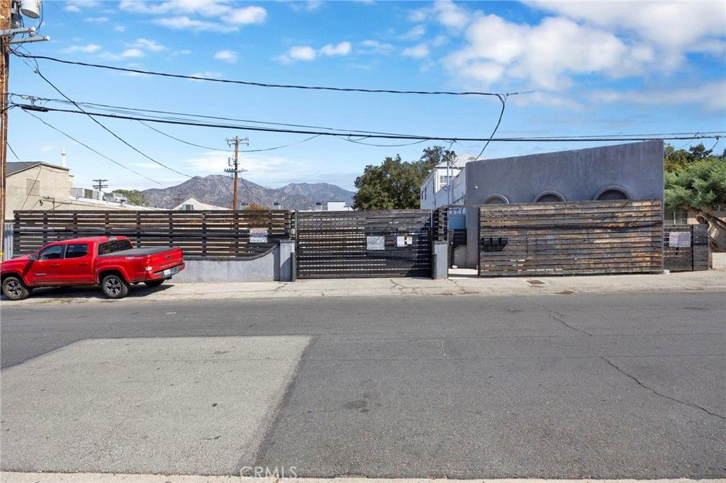 10446 Scoville, Sunland, CA 91040 — exterior