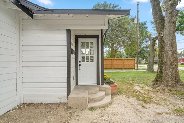 909 Knight Street, Houston, TX 77022