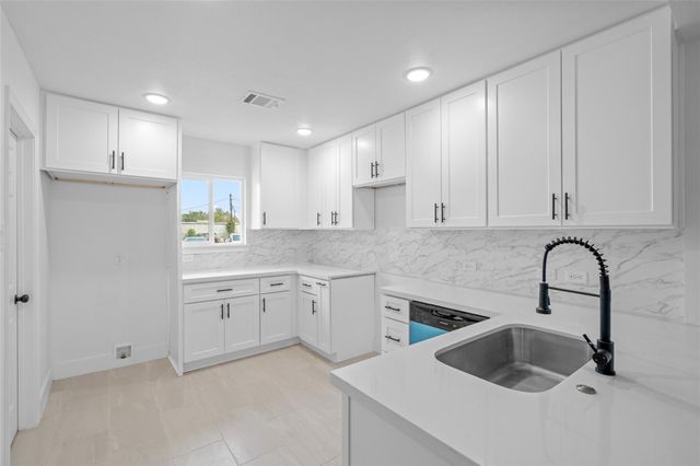 909 Knight Street, Houston, TX 77022