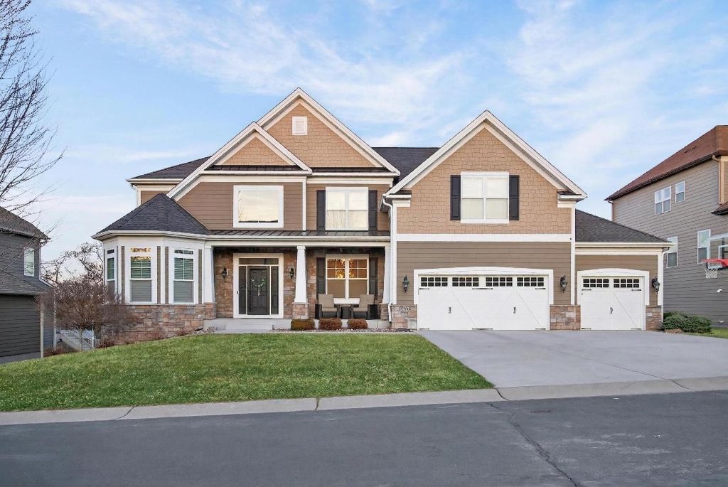 9889 Frederick Place, Eden Prairie, MN 55347