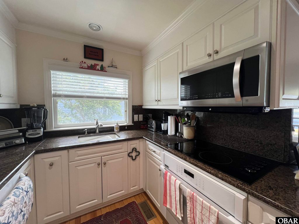 Image 10 of property listing at 1318 Duck Rd # G, Duck, NC 27949