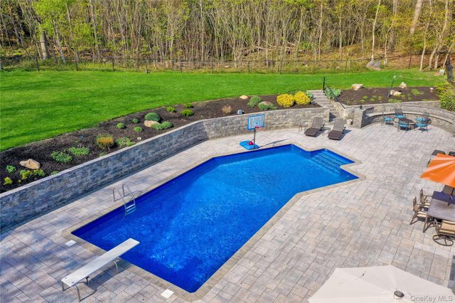 24 Allyson Place, East Setauket, NY 11733