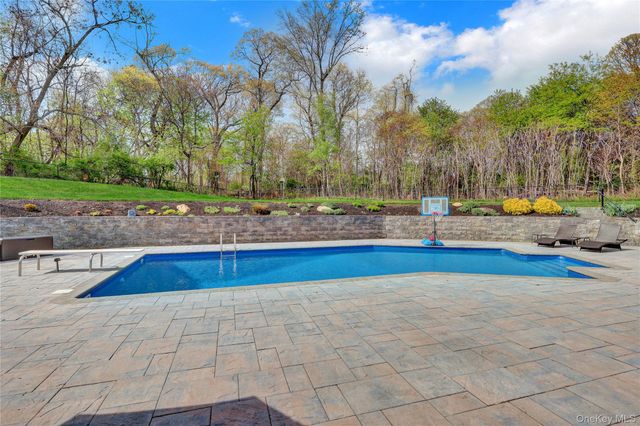 24 Allyson Place, East Setauket, NY 11733