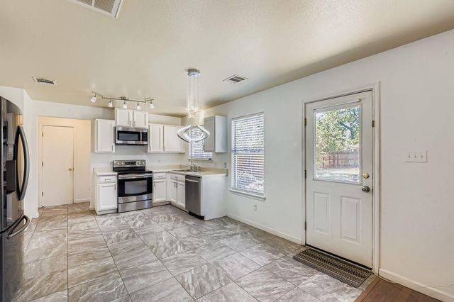 411 Meadow Park DR, Georgetown, TX 78626