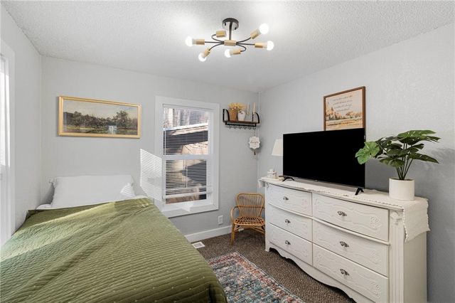 8711 E Smart Avenue, Independence, MO 64053