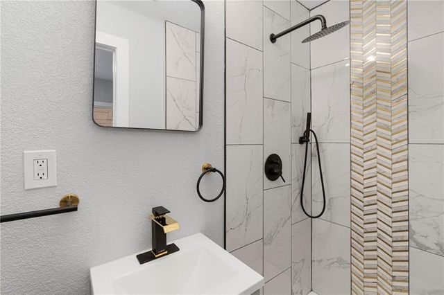 8711 E Smart Avenue, Independence, MO 64053