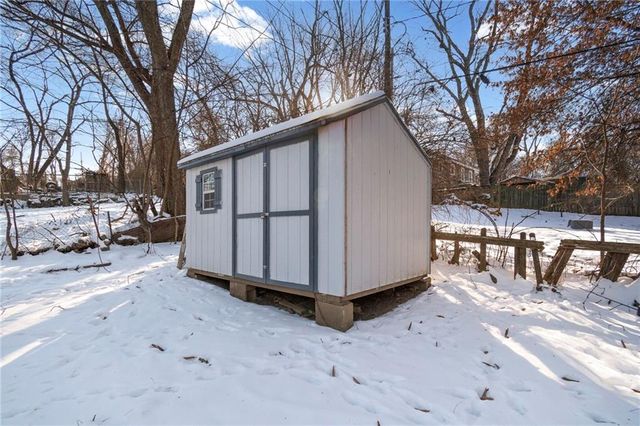 8711 E Smart Avenue, Independence, MO 64053