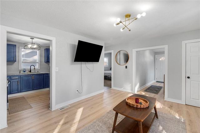 8711 E Smart Avenue, Independence, MO 64053