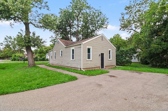 2089 Brady Avenue, Burton, MI 48529