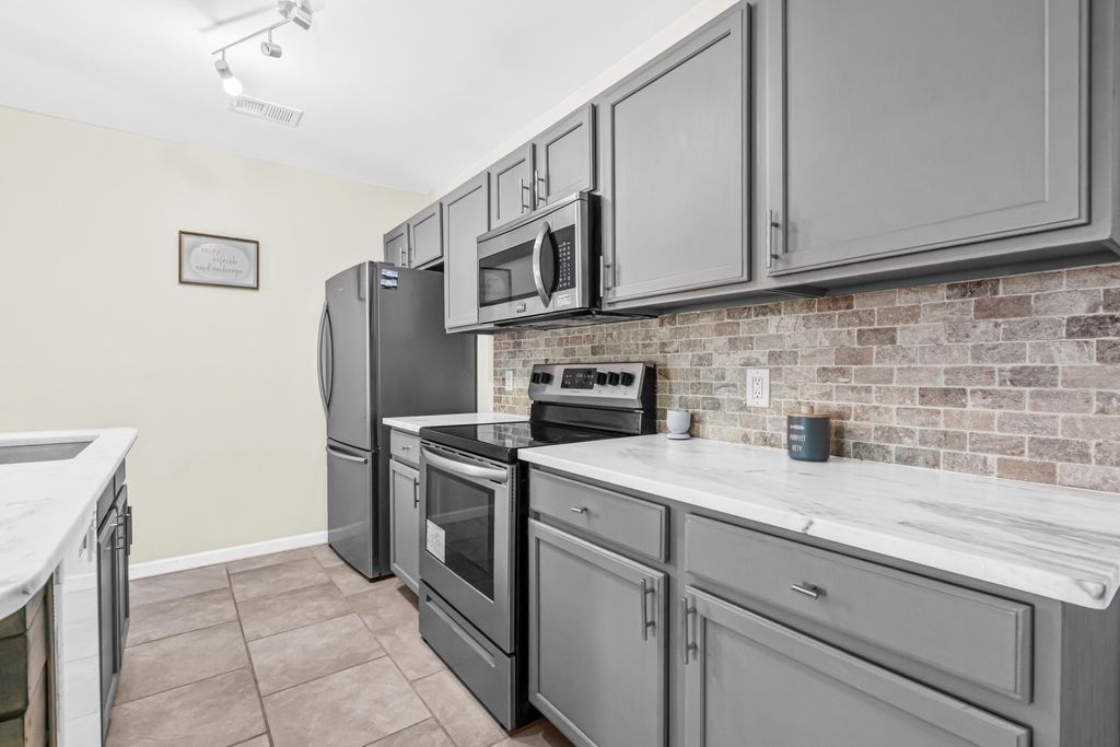 Image 11 of property listing at 129 Ducane Street, Summerville, SC 29483