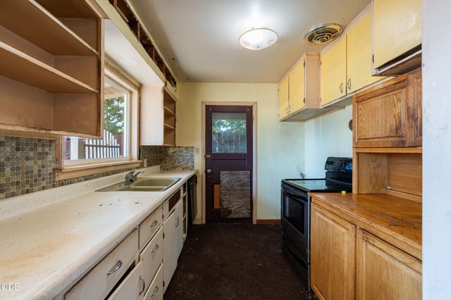 1004 S Grape Street, Medford, OR 97501