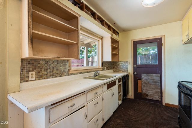 1004 S Grape Street, Medford, OR 97501