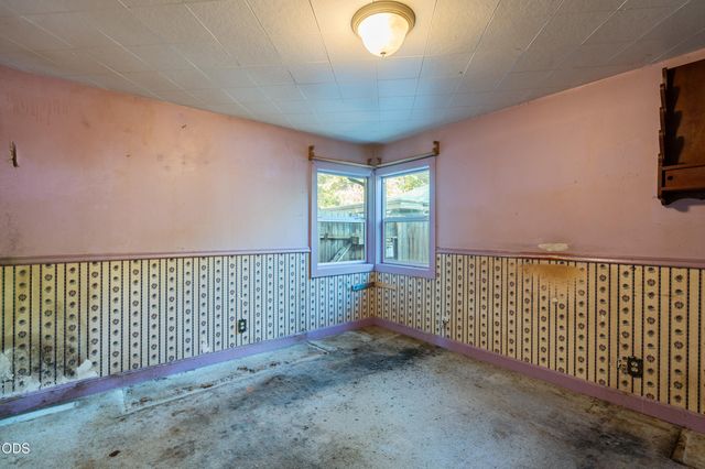 1004 S Grape Street, Medford, OR 97501
