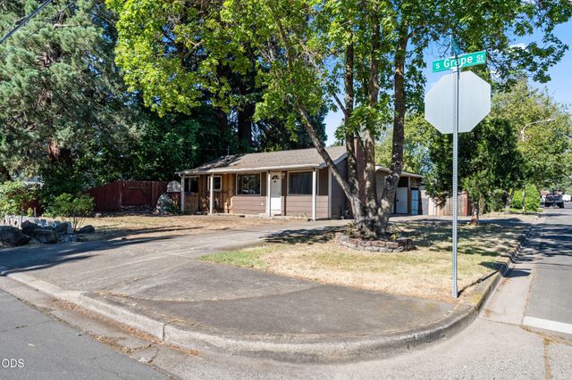 1004 S Grape Street, Medford, OR 97501
