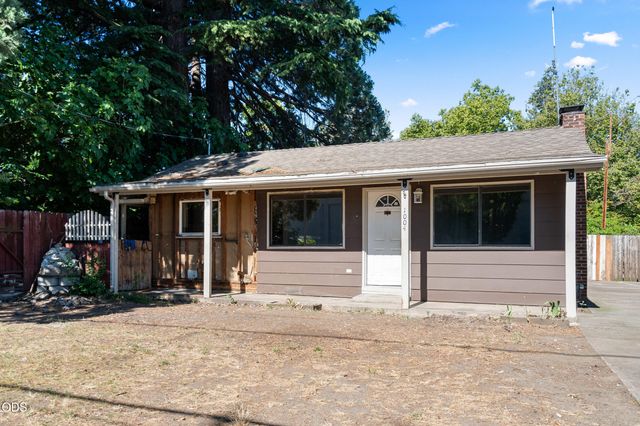 1004 S Grape Street, Medford, OR 97501