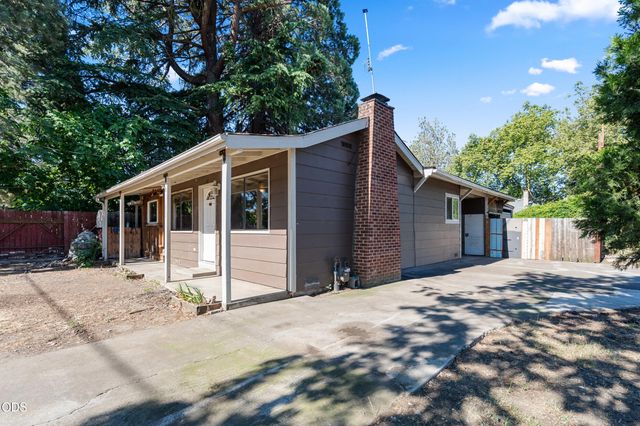 1004 S Grape Street, Medford, OR 97501