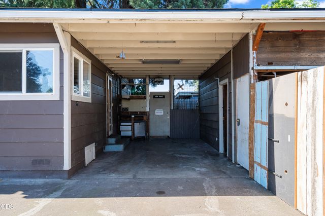 1004 S Grape Street, Medford, OR 97501