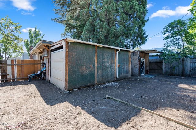 1004 S Grape Street, Medford, OR 97501