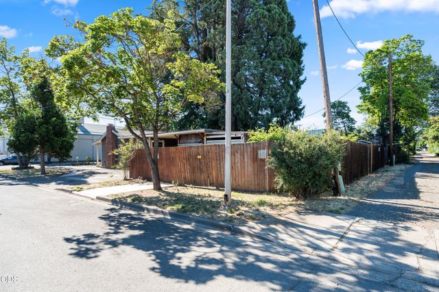 1004 S Grape Street, Medford, OR 97501