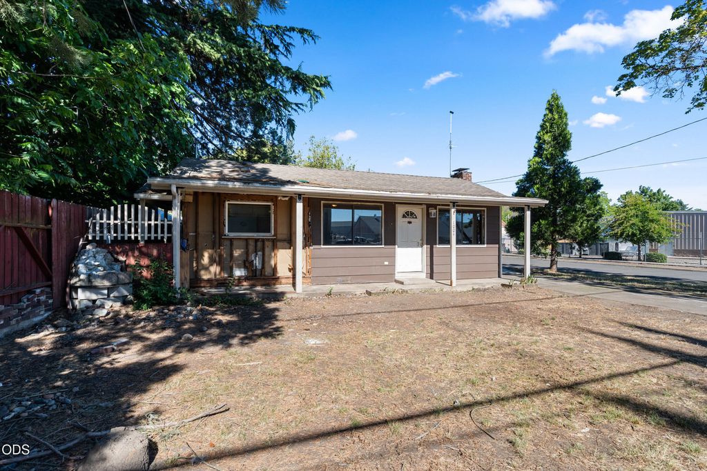 1004 S Grape Street, Medford, OR 97501