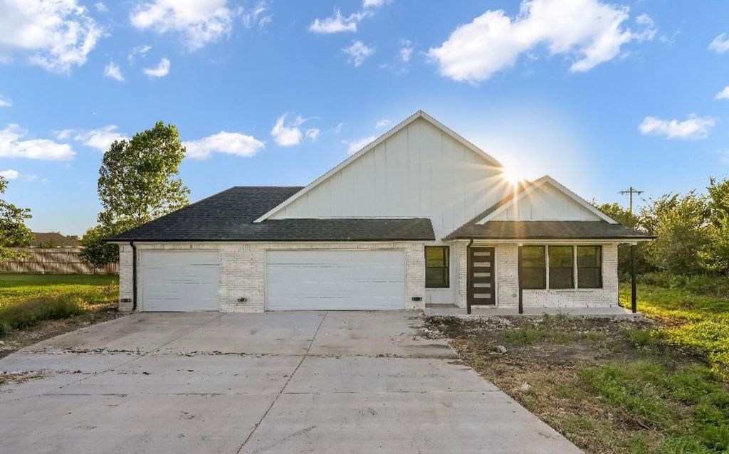 11 Red Road, Howe, TX 75459