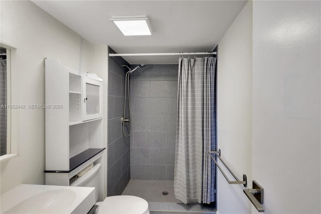 100 Bayview Dr 1008, Sunny Isles Beach, FL 33160