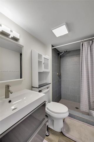 100 Bayview Dr 1008, Sunny Isles Beach, FL 33160