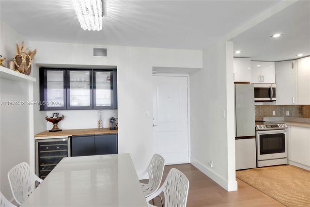 100 Bayview Dr 1008, Sunny Isles Beach, FL 33160