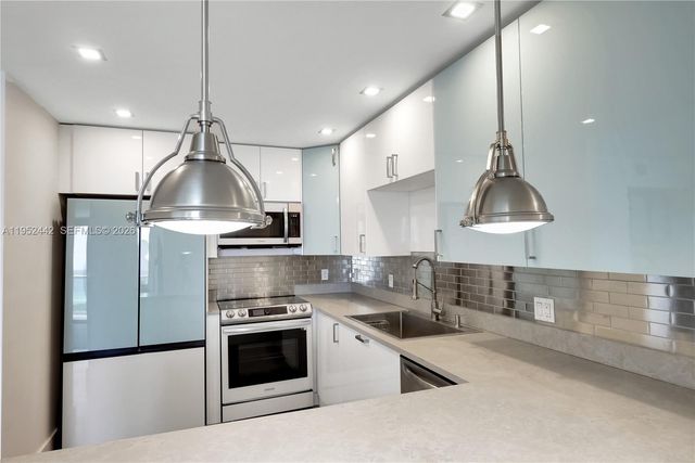 100 Bayview Dr 1008, Sunny Isles Beach, FL 33160