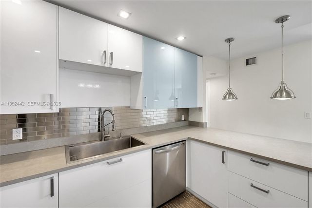 100 Bayview Dr 1008, Sunny Isles Beach, FL 33160