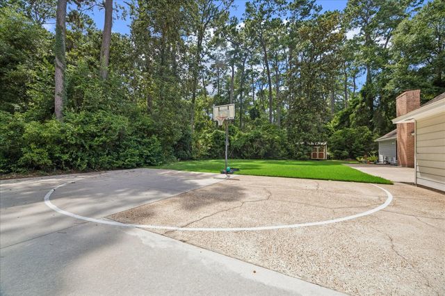 2702 Royal Circle Drive, Kingwood, TX 77339