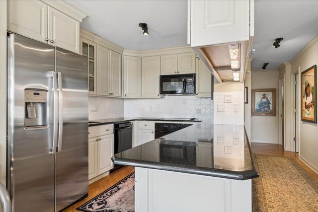 2626 N LAKEVIEW Avenue 302, Chicago, IL 60614
