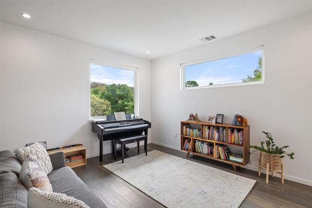 2500 Cedarview DR, Austin, TX 78704